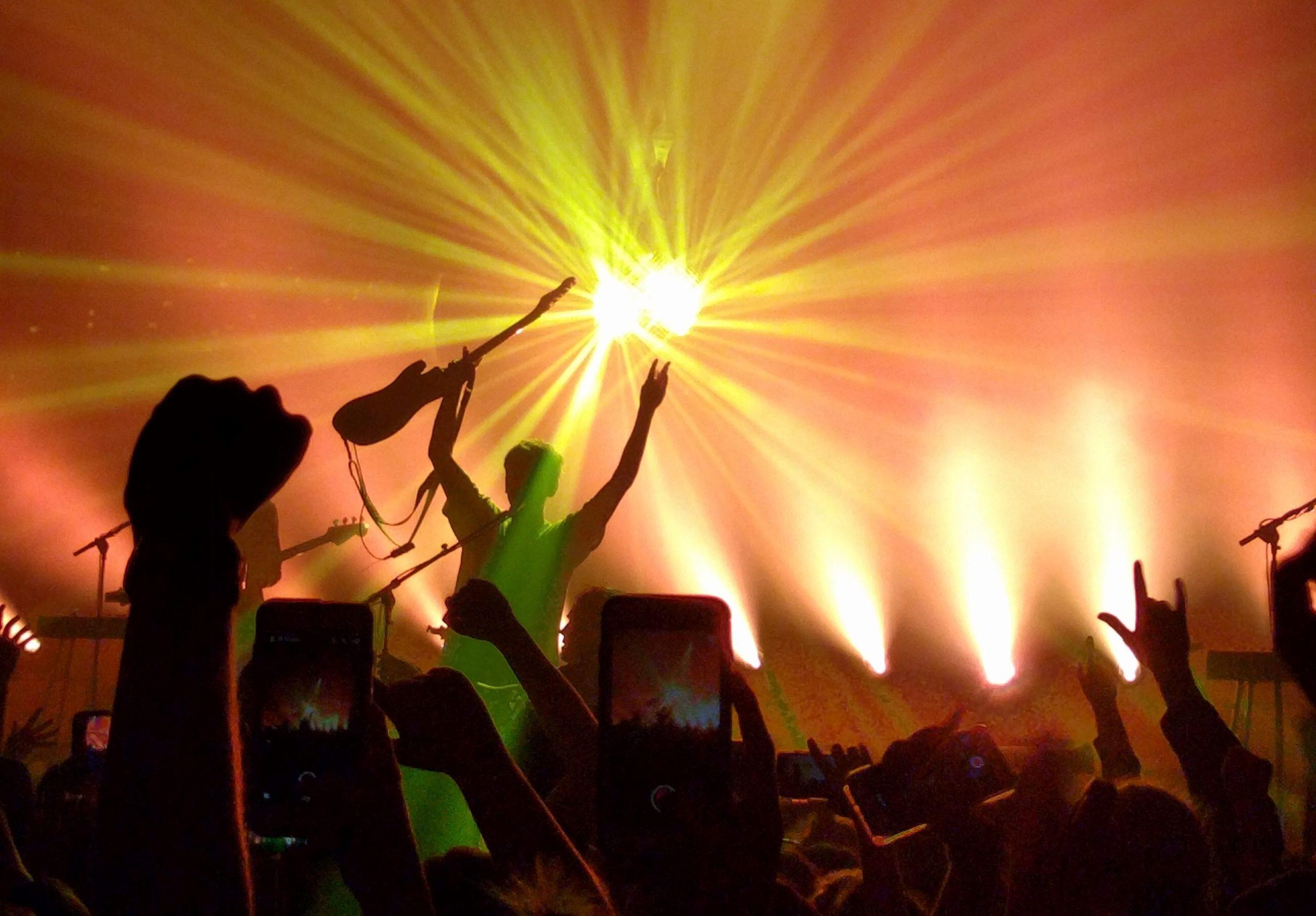 Broken Ankles Won’t Stop the Groove of Glass Animals