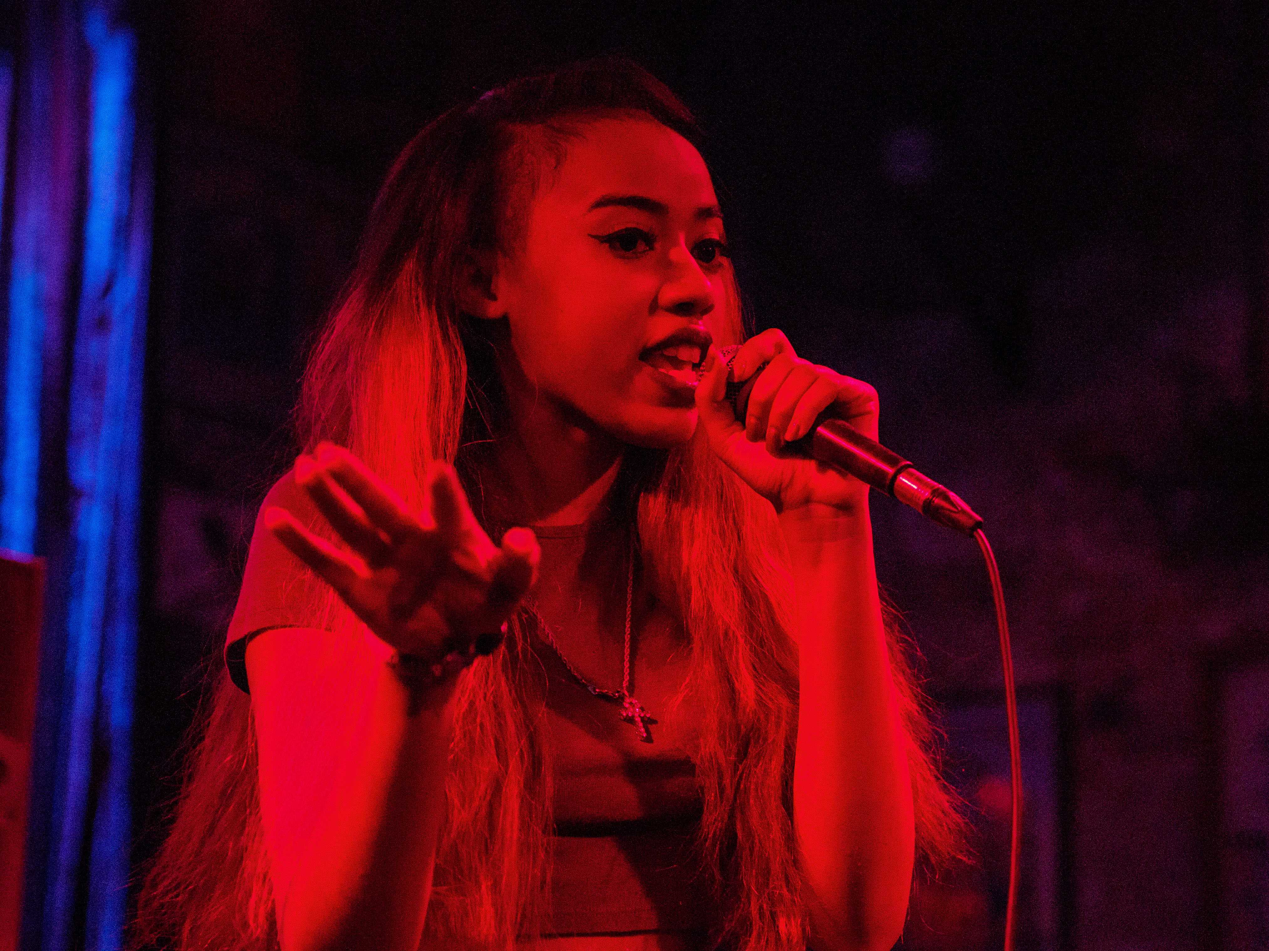 Jean Deaux at Three Links on 4/23/18 photos by Roman Soriano
